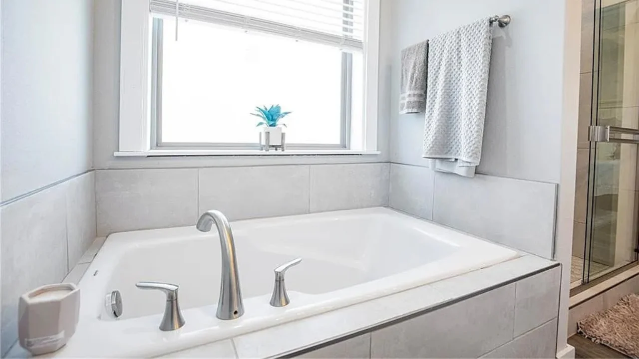 2578 N Ward Dr, Fayetteville, AR Townhome for Sale - Soaker Tub