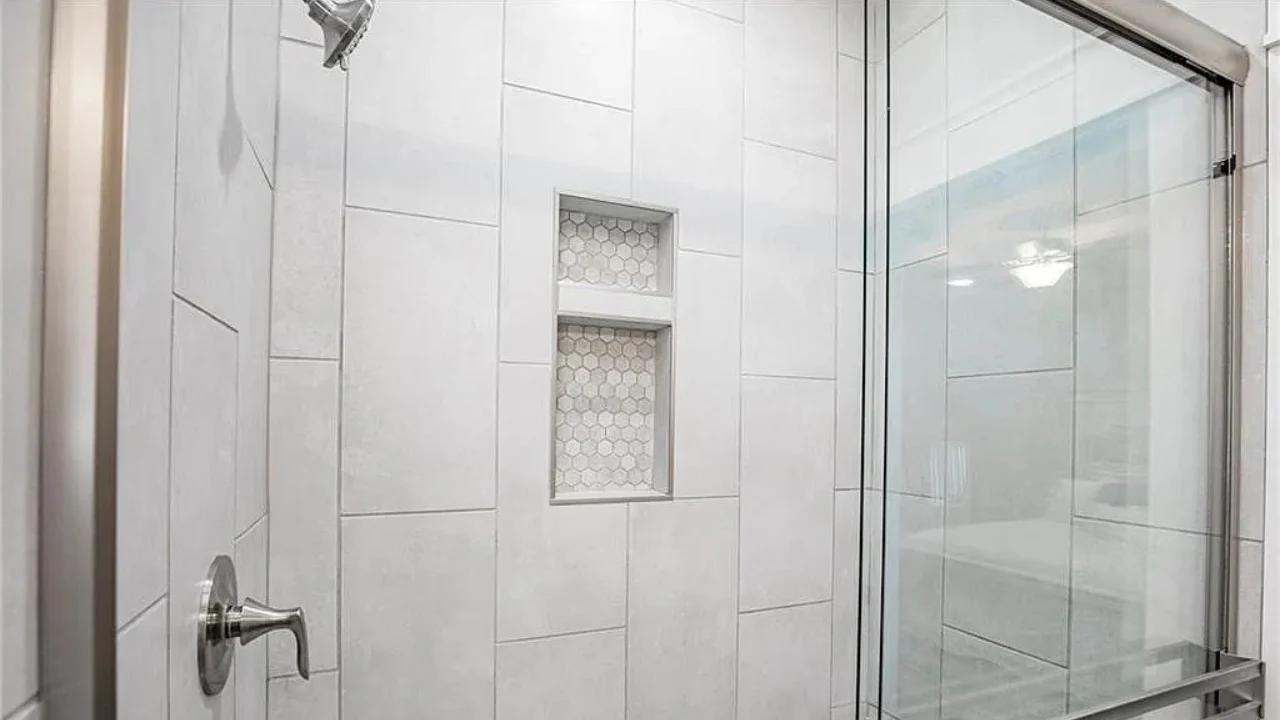 2578 N Ward Dr, Fayetteville, AR Townhome for Sale - Walk-in Shower