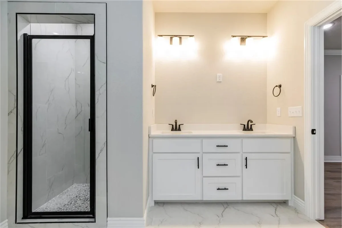 6608 SW Orange Ave, Bentonville, AR 72713 Home for Sale - Master Bathroom