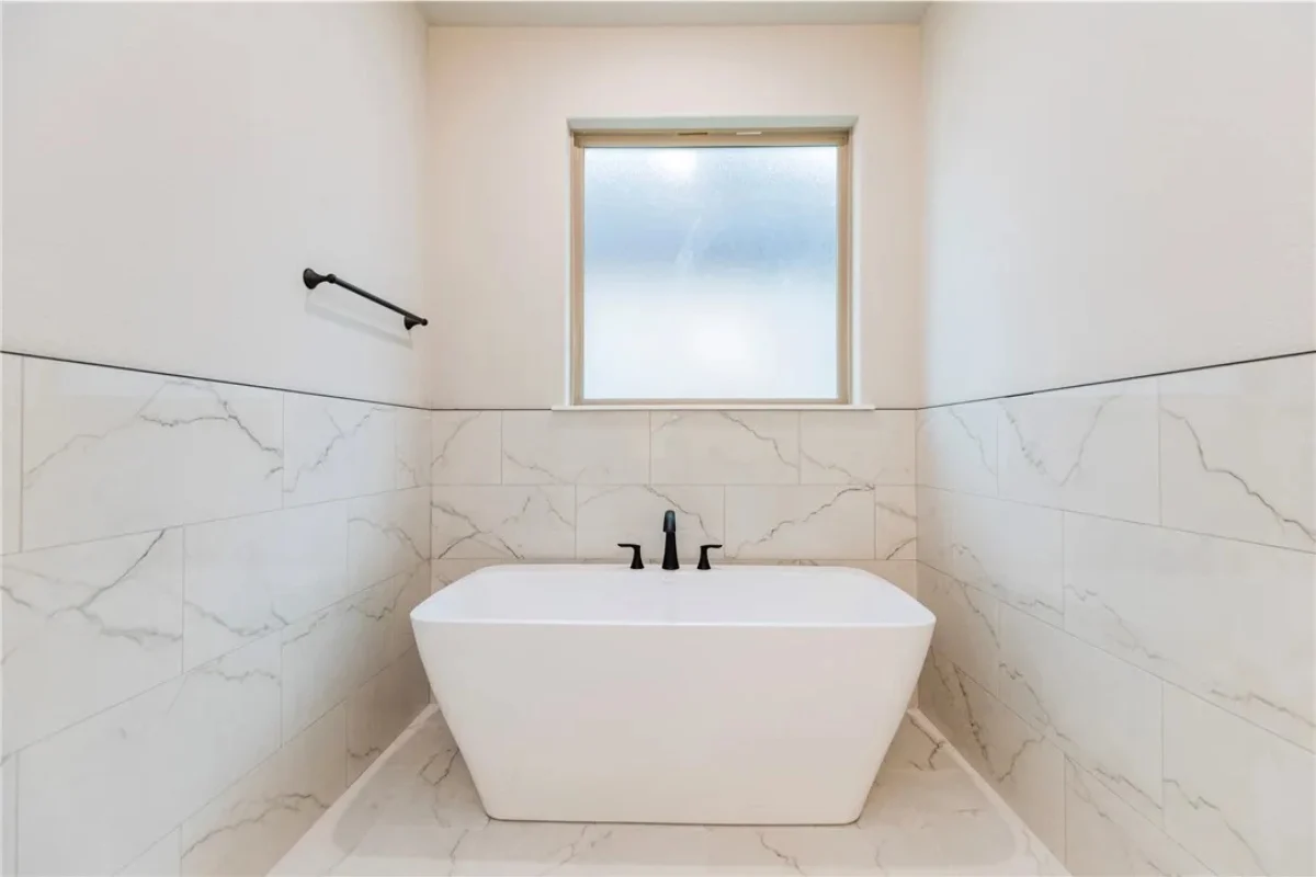 6608 SW Orange Ave, Bentonville, AR 72713 Home for Sale - Soaker Tub
