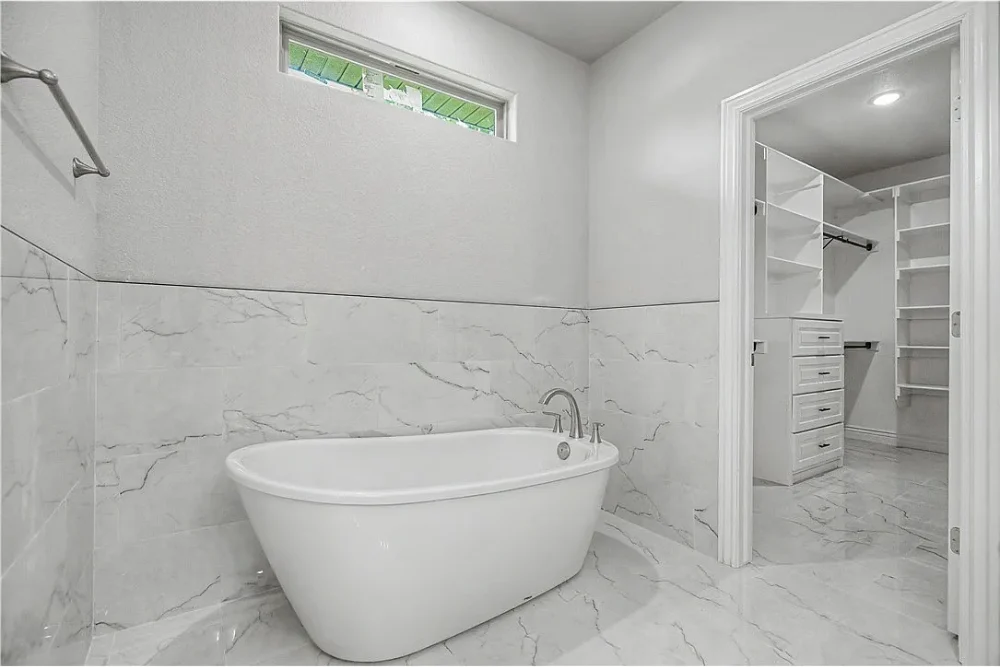 802_W_Kelleyann_St_Siloam_Springs_AR_Bathtub 802 W. Kelleyann St., Siloam Springs, AR 72761 - Bathtub