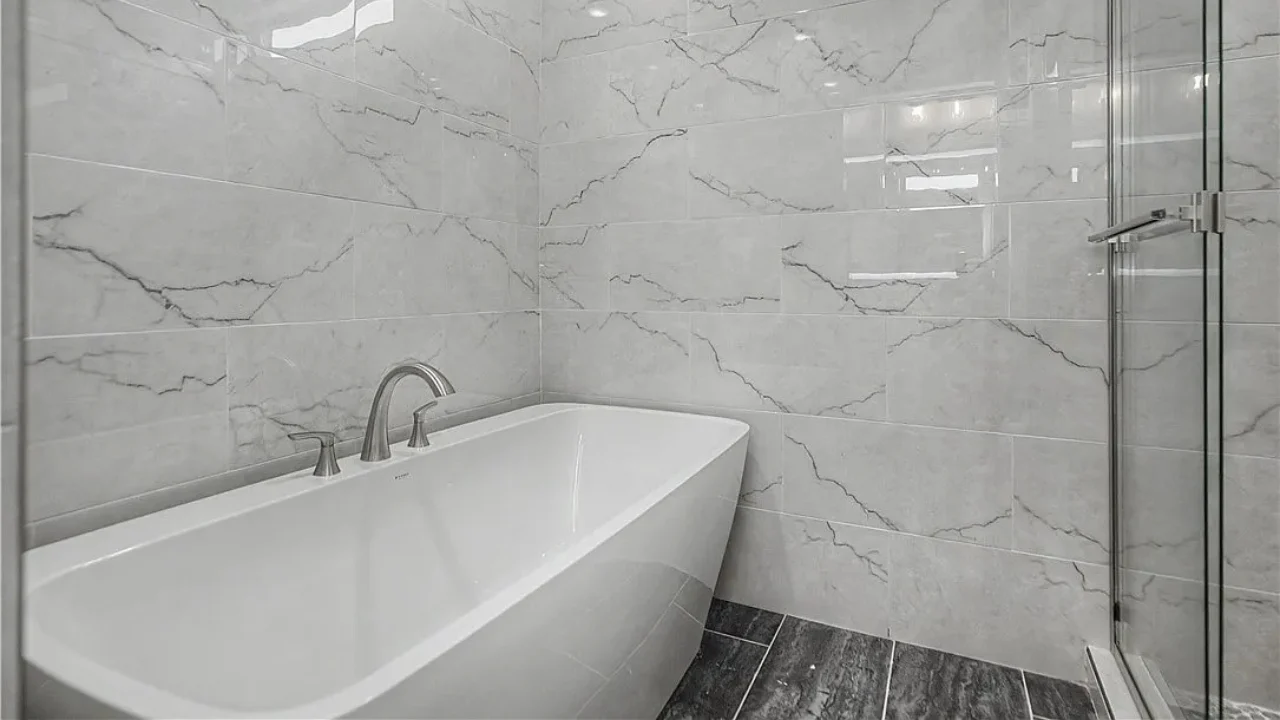 New Homes in Bentonville, AR - 6803 SW Orange Ave, 72712 - Soaker Tub